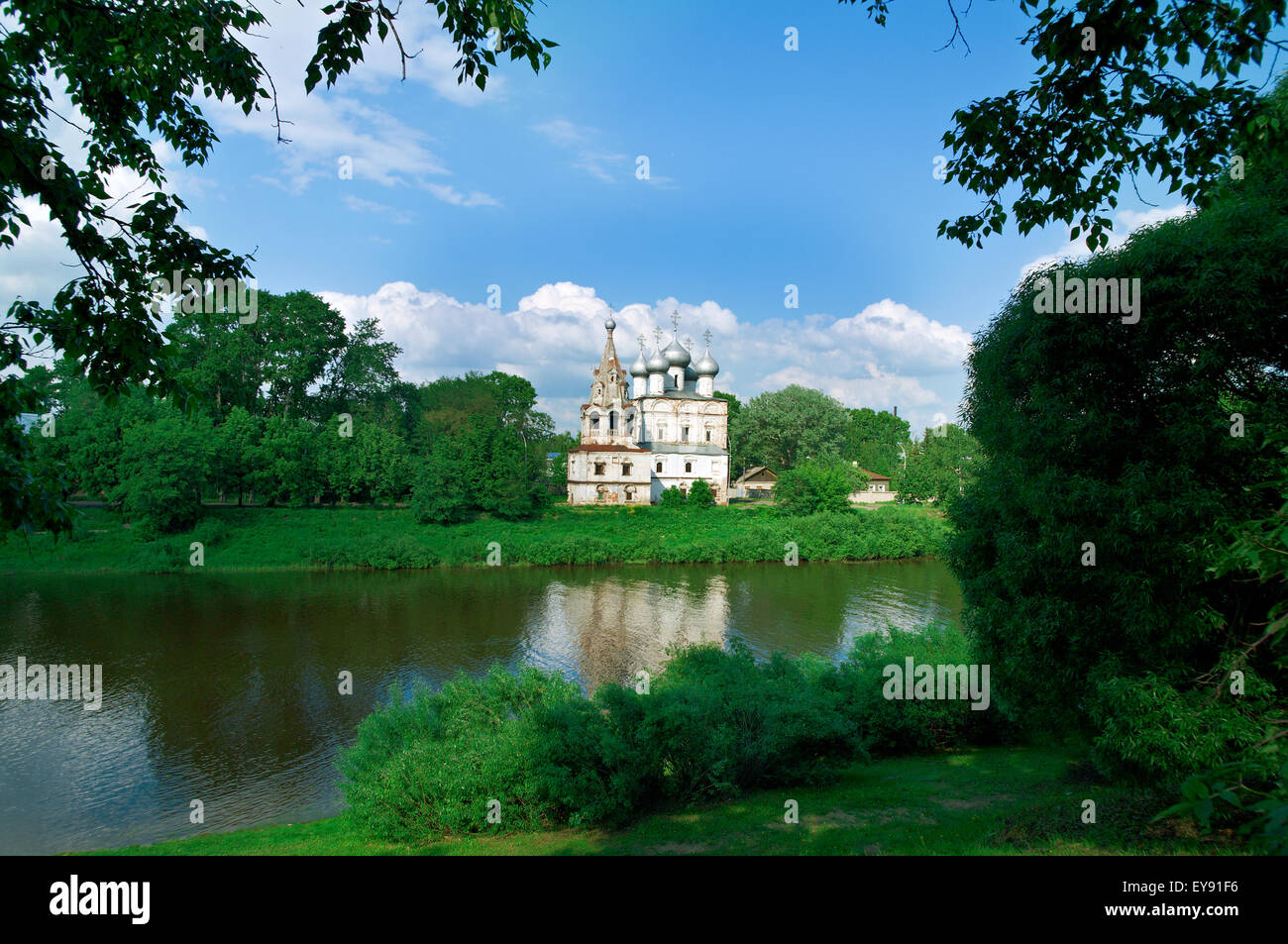 Fluss in der altrussischen Stadt Vologda Stockfoto
