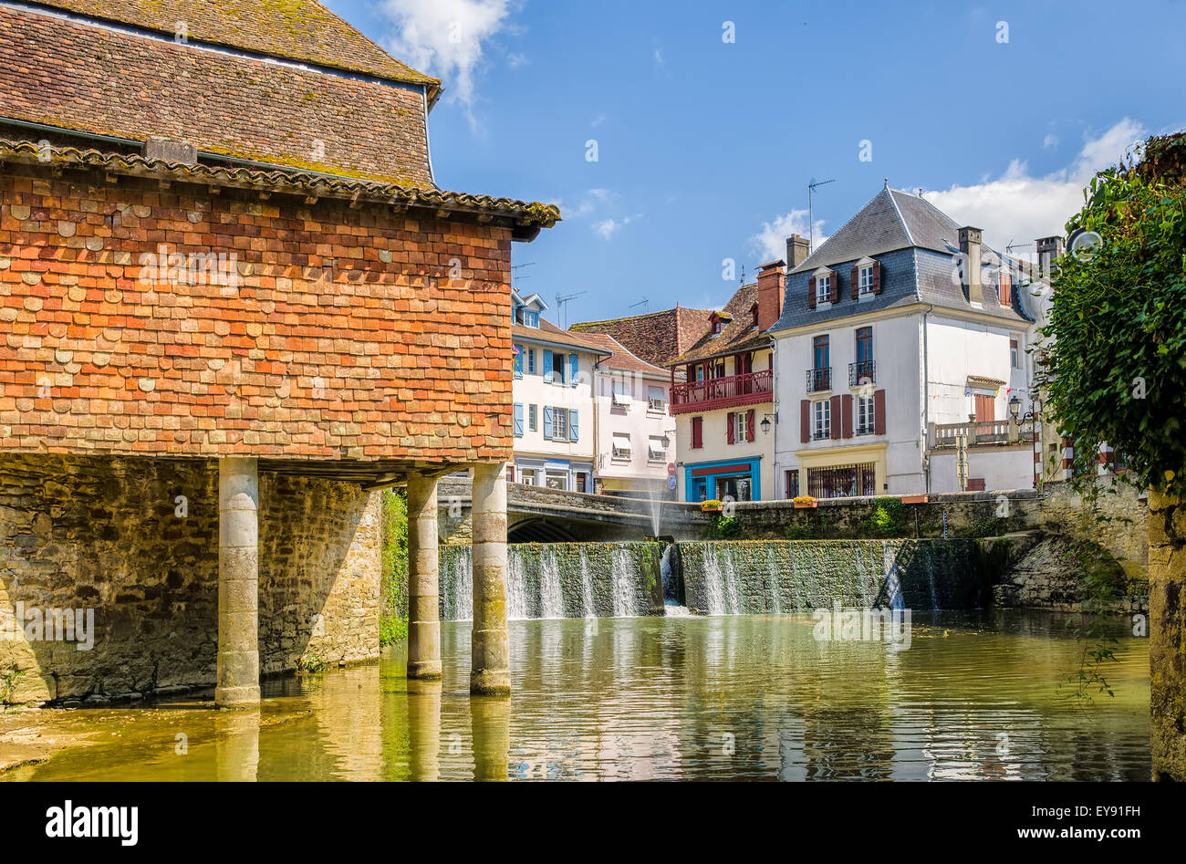 Haus auf Stelzen in der französischen Stadt Salies de Béarn. Stockfoto