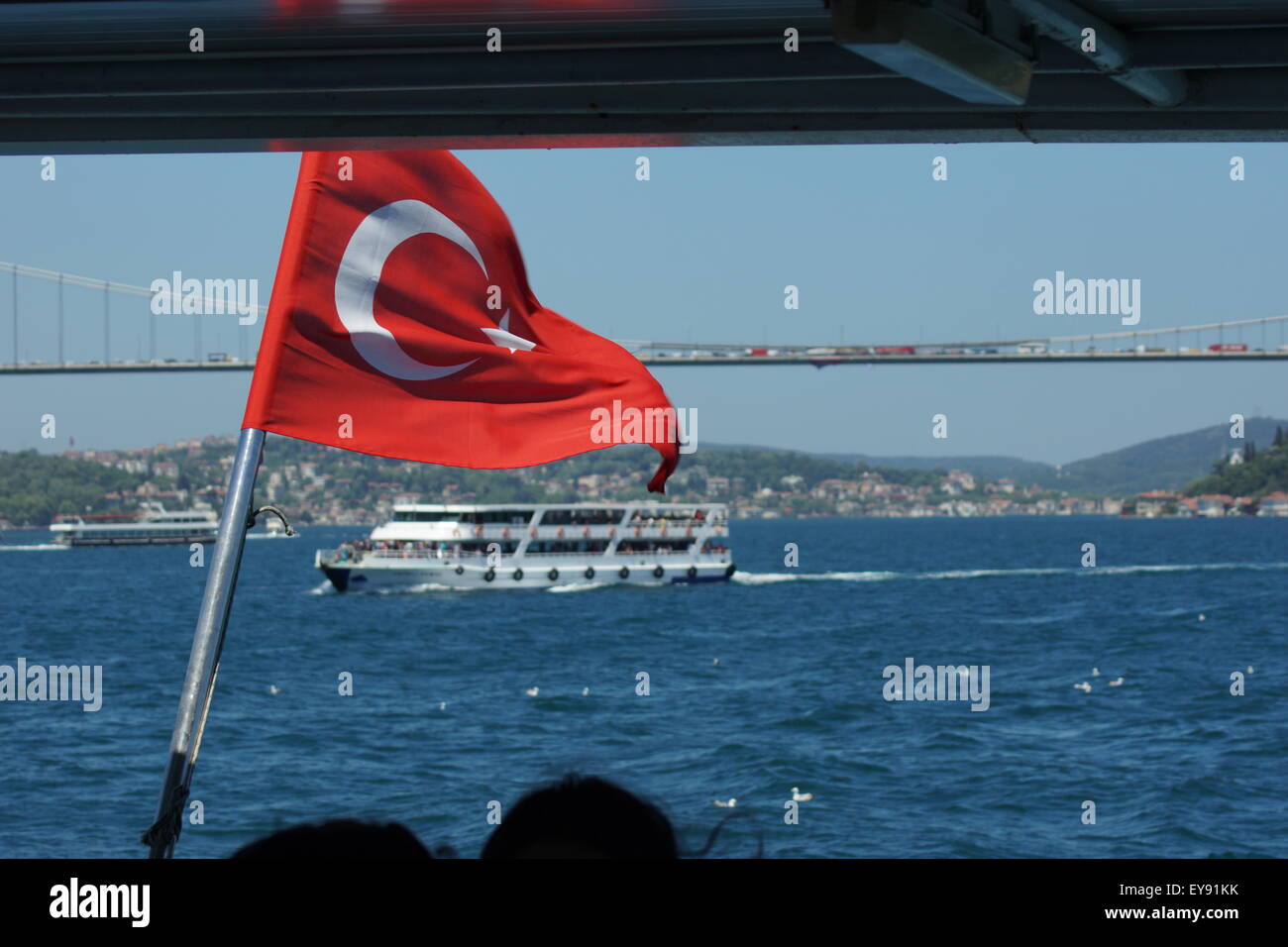 Fahrt mit der Fähre Istanbul türkische Flagge Stockfoto