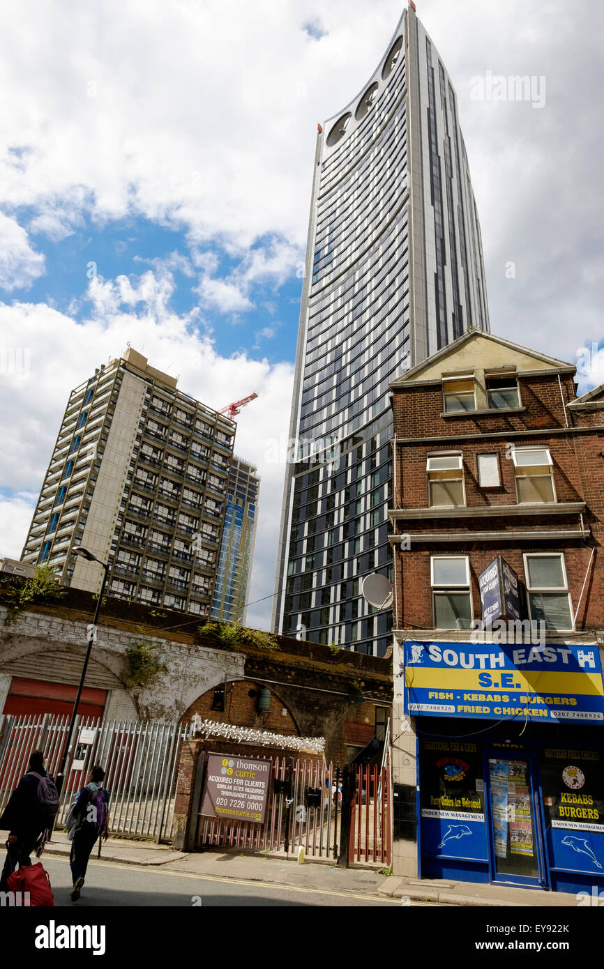 Ein alten Stil Kebab Shop befindet sich unterhalb der Strata SE1-Turm im Elephant and Castle, London Stockfoto