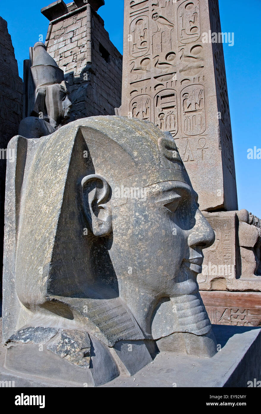Luxor, Ägypten. Tempel von Luxor (Ipet Resyt): der große Kopf des Usermaatra Setepenra Ramses II. der große Stockfoto