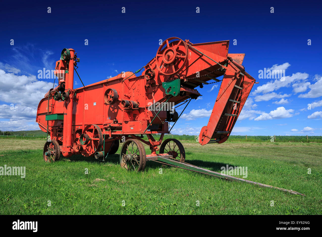 Vintage Case Dreschmaschine in den kanadischen Prärien, in der Nähe von Longview; Alberta, Kanada Stockfoto