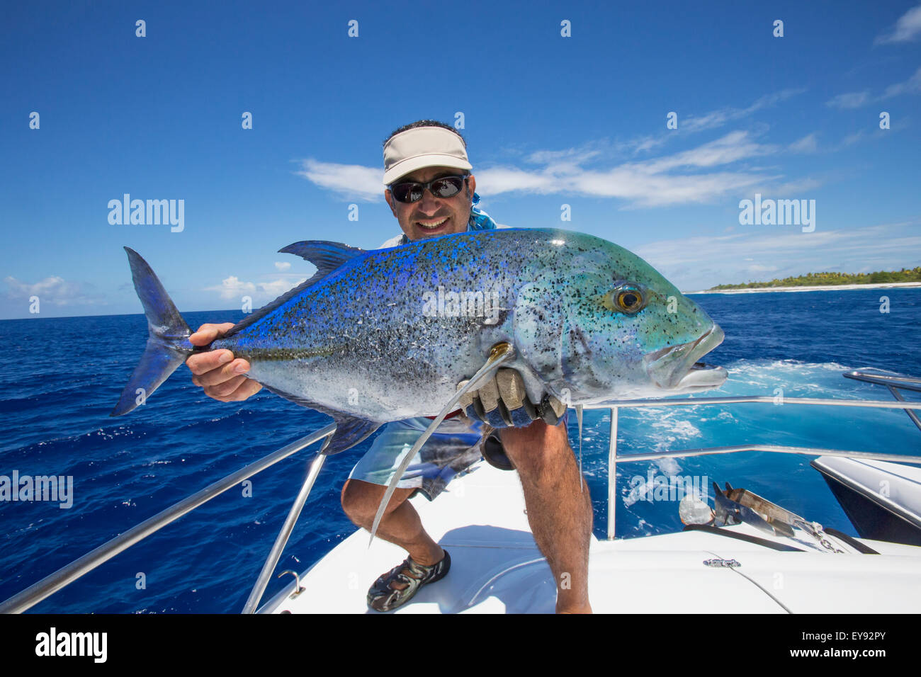 Fischer hält einen frisch gefangenen Jack Fish; Tahiti Stockfoto