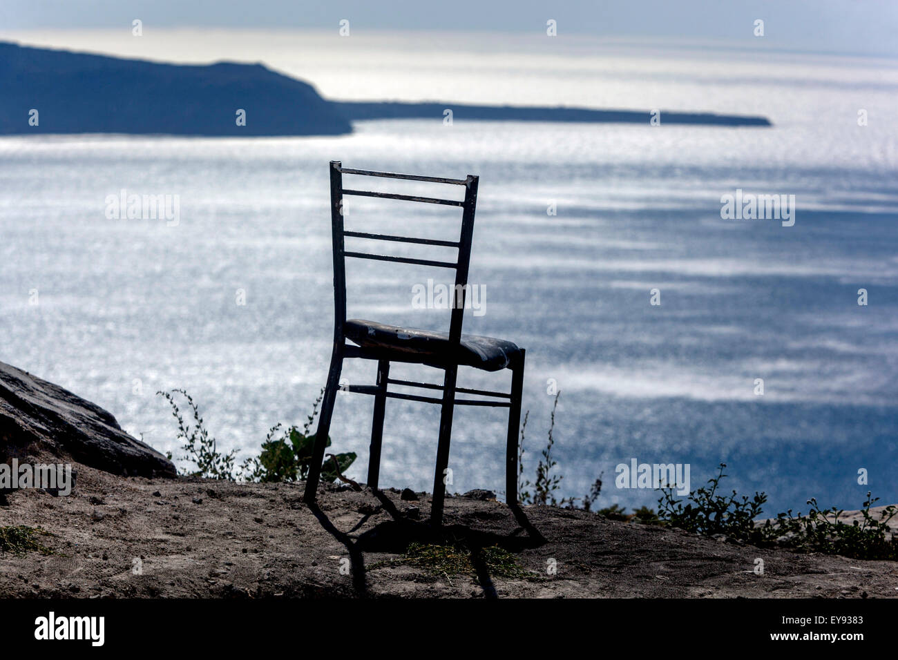 Alter Holzstuhl über dem Meer, Terrasse, Santorin, Kykladen, Griechenland, Europa Santorini Blick aufs Meer Stockfoto Alter Holzstuhl über dem Meer, Terrasse, Santorin, Kykladen, Griechenland, Europa Santorini Blick aufs Meer Stockfoto