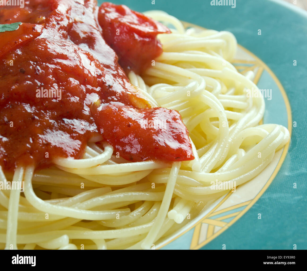 Pasta al Pomodoro - italienische Speisen, die in der Regel mit Pasta, Olivenöl, frischen Tomaten, Basilikum Stockfoto