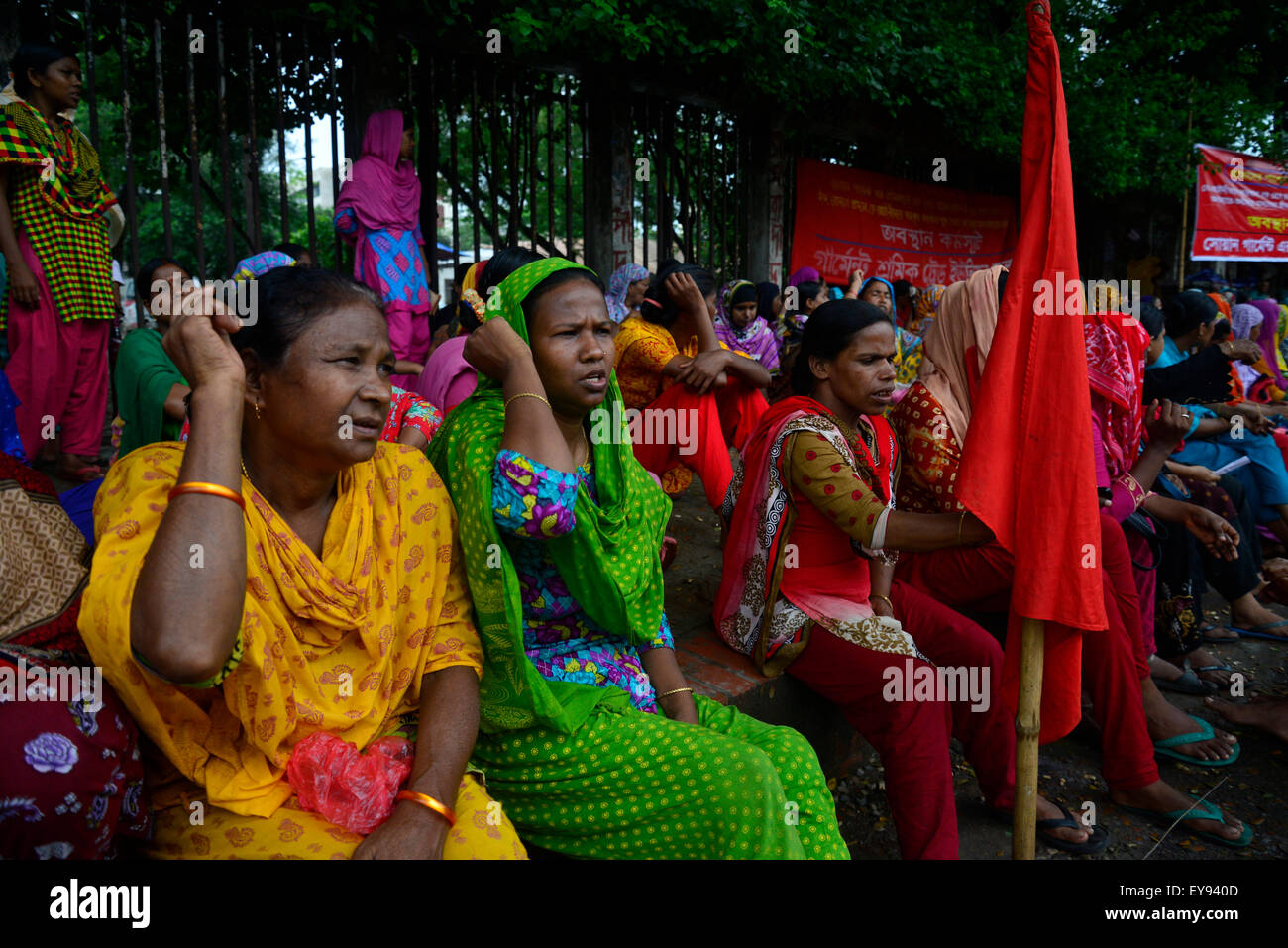Dhaka, Bangladesch. 24. Juli 2015. Swan Kleidungsstücke Arbeitnehmer weiterhin eine Sit-in Demonstration seit 13 Juli anspruchsvolle drei Monatsgehältern fällig und für die Wiedereröffnung der Fabrik vor dem National Press Club in Dhaka, Bangladesch. Auf 24 24. Juli 2015-Kredit: Mamunur Rashid/Alamy Live-Nachrichten Stockfoto