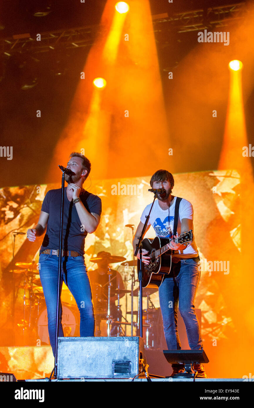 Eau Claire, Wisconsin, USA. 23. Juli 2015. Musiker DAVE HAYWOOD (R) und CHARLES KELLEY von Lady Antebellum durchführen Leben auf dem Land Jam USA Music Festival in Eau Claire, Wisconsin (Credit-Bild: © Daniel DeSlover über ZUMA Draht) Stockfoto