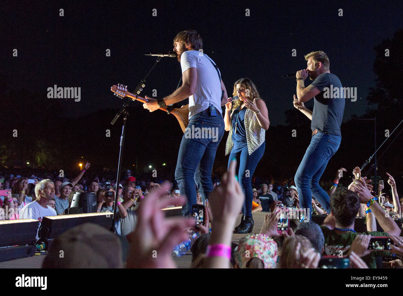 Eau Claire, Wisconsin, USA. 23. Juli 2015. HILLARY SCOTT und DAVE HAYWOOD und CHARLES KELLEY (L-R) von Lady Antebellum durchführen Leben auf dem Land Jam USA Music Festival in Eau Claire, Wisconsin (Credit-Bild: © Daniel DeSlover über ZUMA Draht) Stockfoto