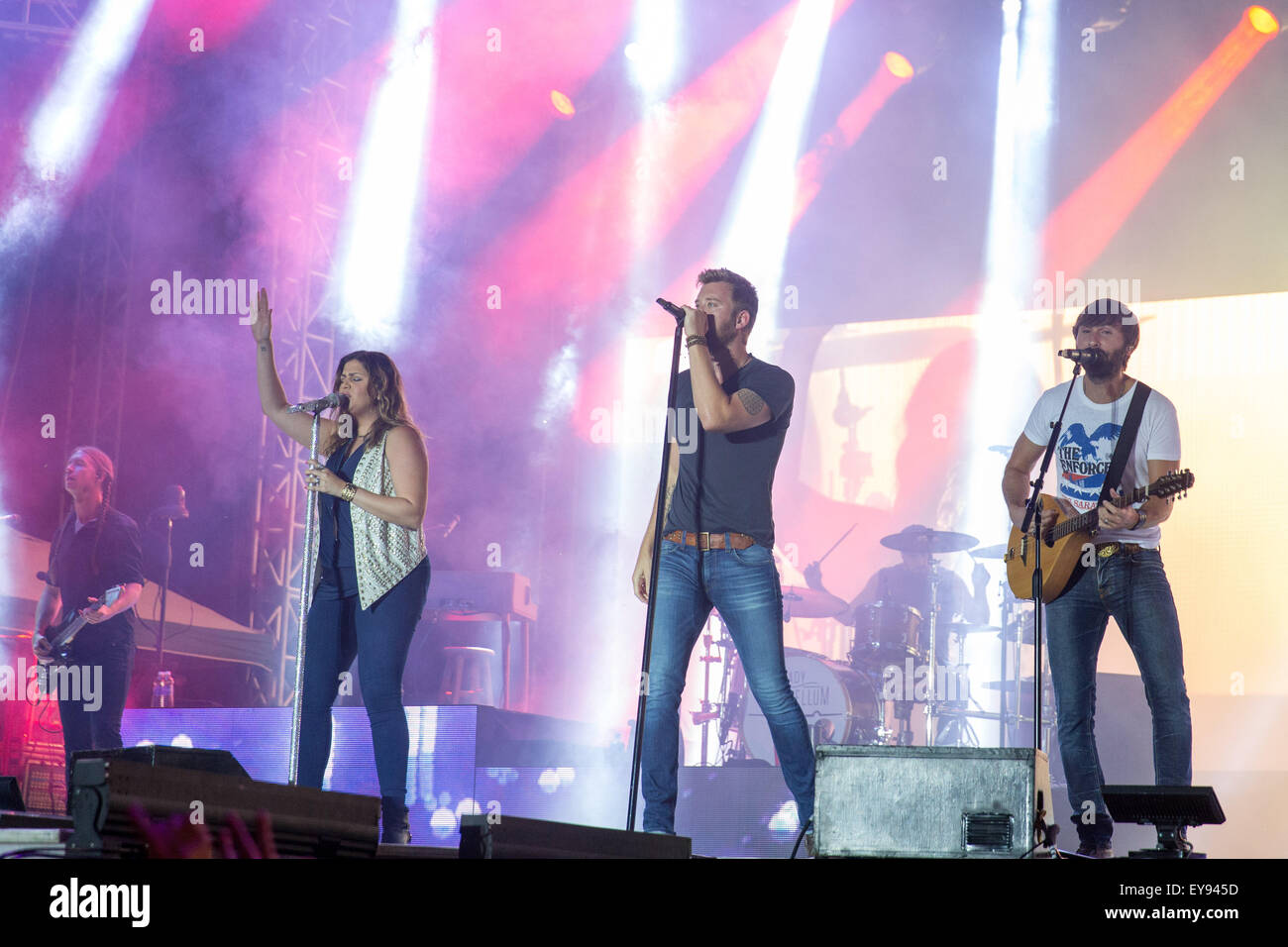 Eau Claire, Wisconsin, USA. 23. Juli 2015. CHARLES KELLEY, HILLARY SCOTT und DAVE HAYWOOD (L-R) von Lady Antebellum durchführen Leben auf dem Land Jam USA Music Festival in Eau Claire, Wisconsin (Credit-Bild: © Daniel DeSlover über ZUMA Draht) Stockfoto