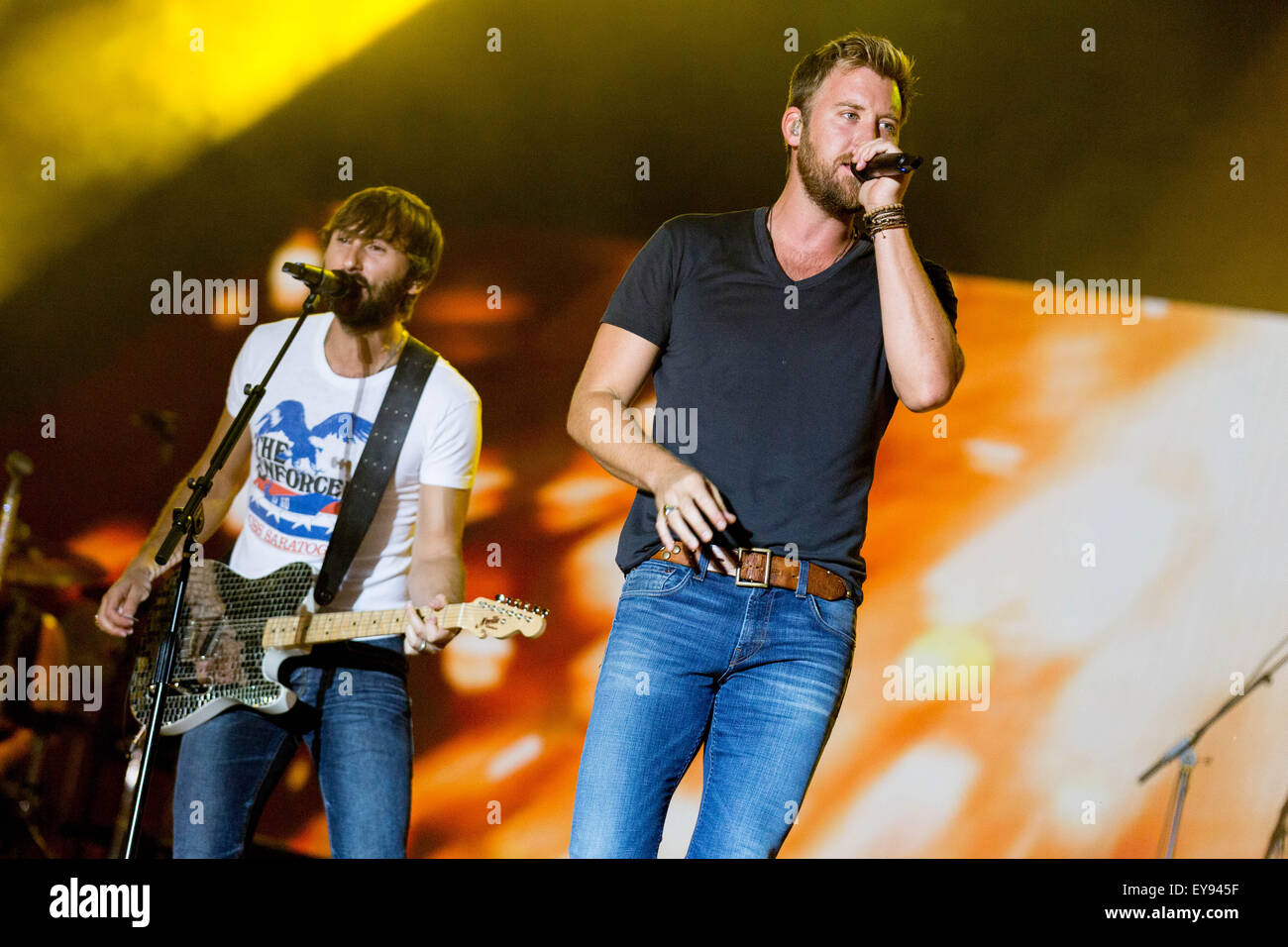 Eau Claire, Wisconsin, USA. 23. Juli 2015. Musiker DAVE HAYWOOD (L) und CHARLES KELLEY von Lady Antebellum durchführen Leben auf dem Land Jam USA Music Festival in Eau Claire, Wisconsin (Credit-Bild: © Daniel DeSlover über ZUMA Draht) Stockfoto