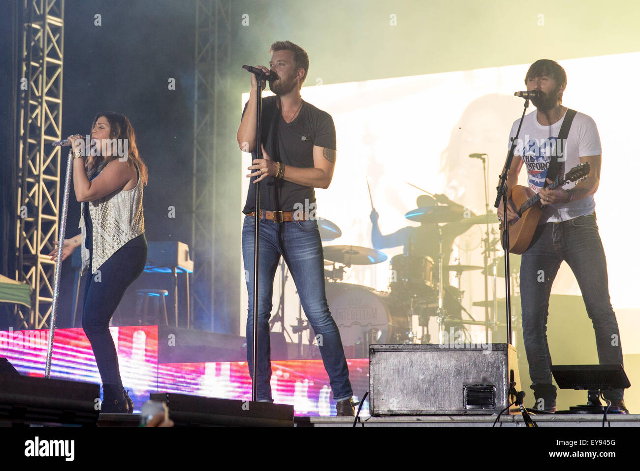 Eau Claire, Wisconsin, USA. 23. Juli 2015. CHARLES KELLEY, HILLARY SCOTT und DAVE HAYWOOD (L-R) von Lady Antebellum durchführen Leben auf dem Land Jam USA Music Festival in Eau Claire, Wisconsin (Credit-Bild: © Daniel DeSlover über ZUMA Draht) Stockfoto
