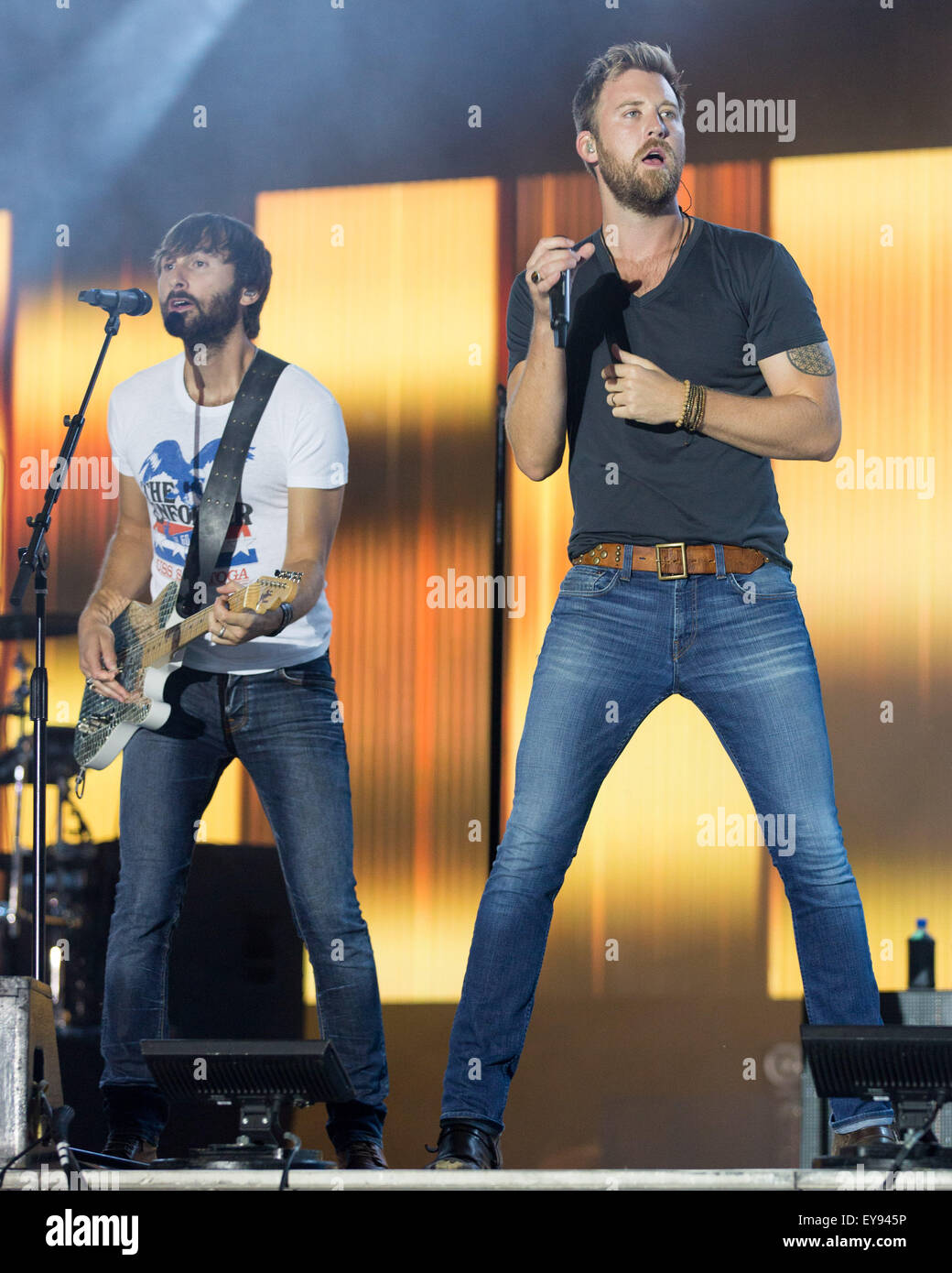 Eau Claire, Wisconsin, USA. 23. Juli 2015. Musiker DAVE HAYWOOD (L) und CHARLES KELLEY von Lady Antebellum durchführen Leben auf dem Land Jam USA Music Festival in Eau Claire, Wisconsin (Credit-Bild: © Daniel DeSlover über ZUMA Draht) Stockfoto