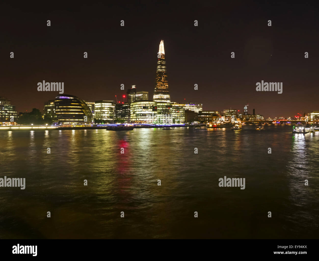 Gebäude der Stadt London in der Nacht mit der Scherbe, Londons höchstes Gebäude und Themse Stockfoto