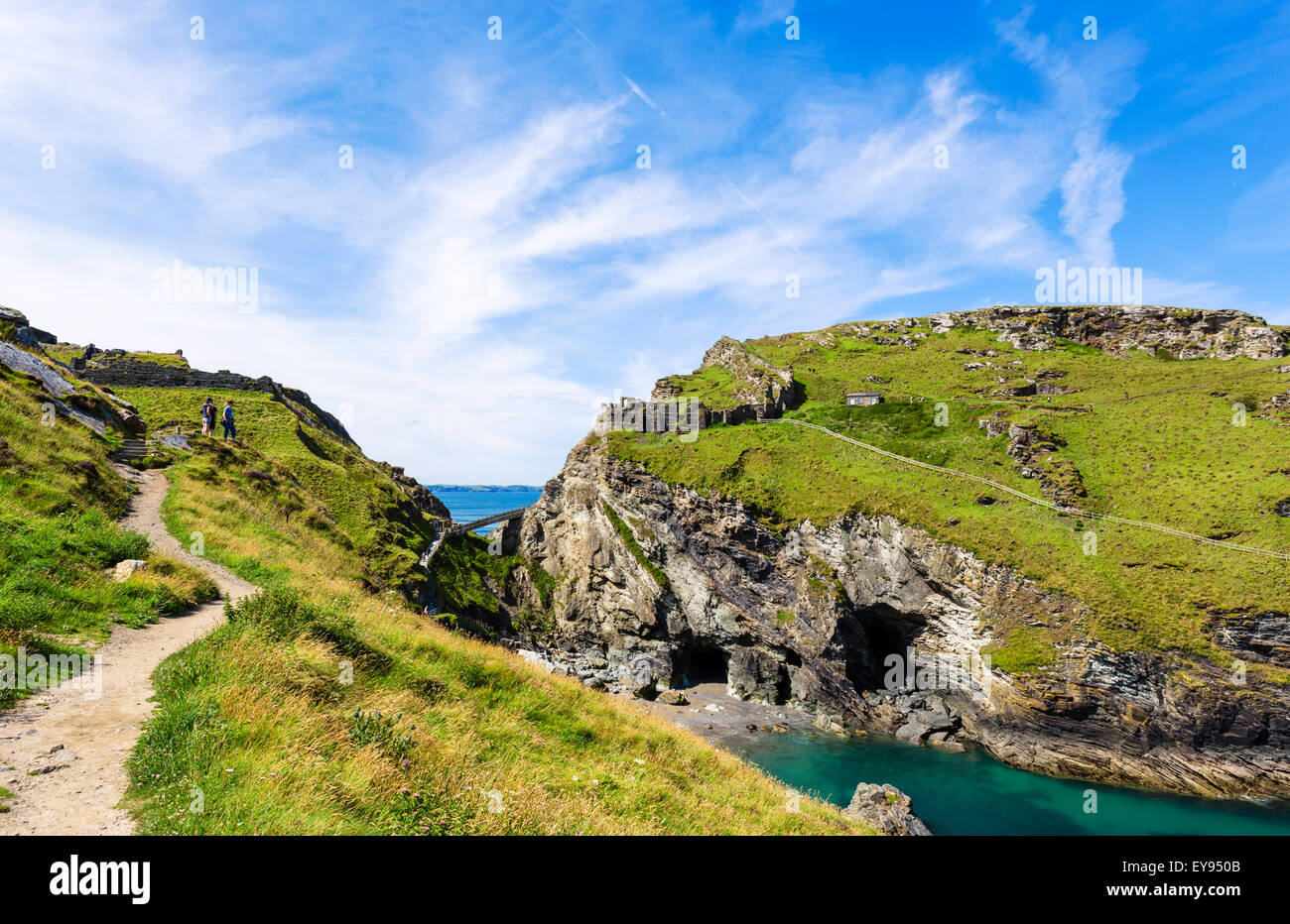 Wanderer auf dem Weg gegenüber der Ruinen von Tintagel Castle, eine Website im Zusammenhang mit der Legende von König Arthur, Cornwall, England, UK Stockfoto
