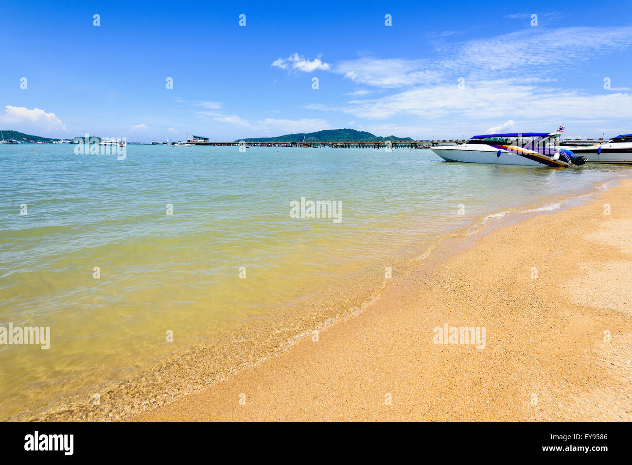 Hafen Strandbereich für touristische Reisen ins Meer bei Chalong Bay Sehenswürdigkeiten in Insel Phuket, Thailand Stockfoto