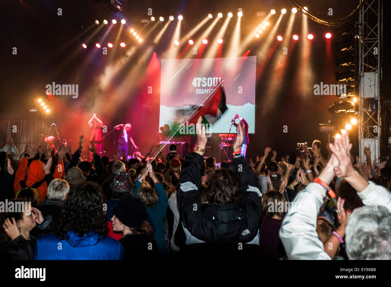 Charlton Park, Malmesbury, Großbritannien. 24. Juli 2015. WOMAD Festival Tag eins. Festivalbesucher Vergnügen sich am Eröffnungstag des Festivals trotz des nassen Wetters. Charlton Park, England, Vereinigtes Königreich. Hier ist die Menge an 47SOUL Leistung jubeln. Bildnachweis: Francesca Moore/Alamy Live-Nachrichten Stockfoto