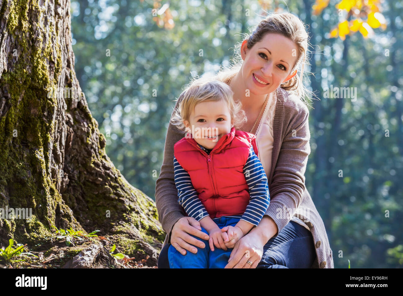 Eine Mutter mit ihrem kleinen Sohn in einem Park im Herbst; Langley, British Columbia, Kanada Stockfoto