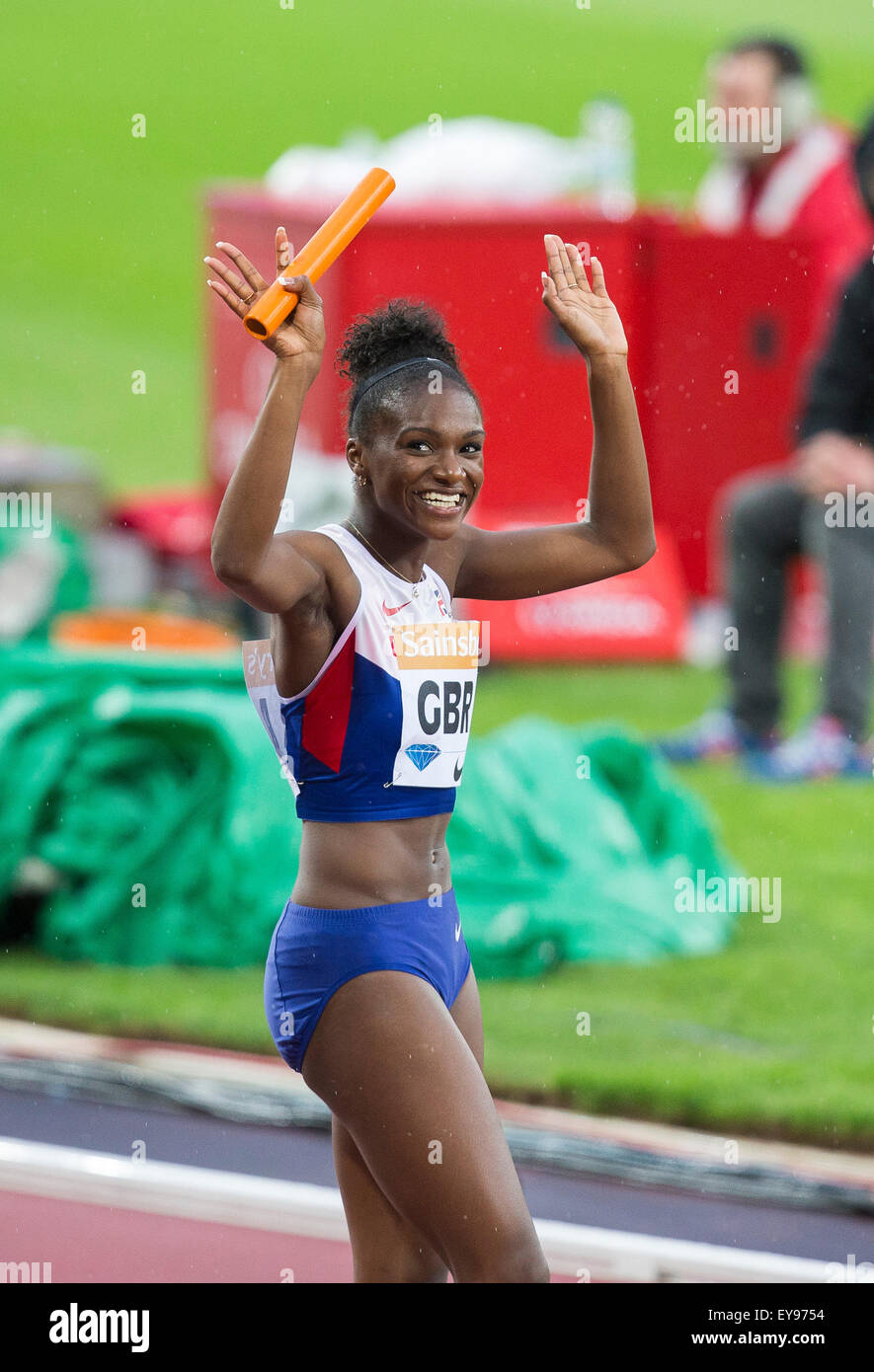 Queen Elizabeth Olympic Park, London, UK. 24. Juli 2015. Sainsburys Jubiläumsspiele. Dina Asha Smith winkt der Menschenmenge vor dem Womens 4x100m Staffellauf. Bildnachweis: Aktion Plus Sport/Alamy Live-Nachrichten Stockfoto