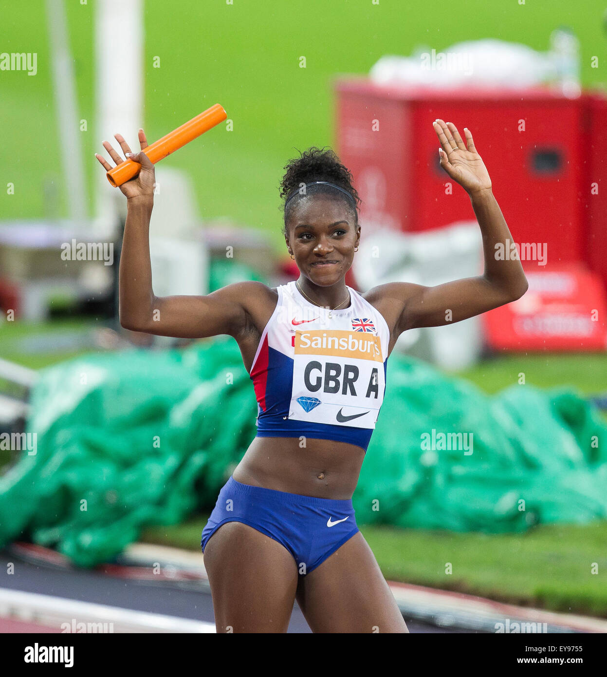 Queen Elizabeth Olympic Park, London, UK. 24. Juli 2015. Sainsburys Jubiläumsspiele. Dina Asha Smith winkt der Menschenmenge vor dem Womens 4x100m Staffellauf. Bildnachweis: Aktion Plus Sport/Alamy Live-Nachrichten Stockfoto