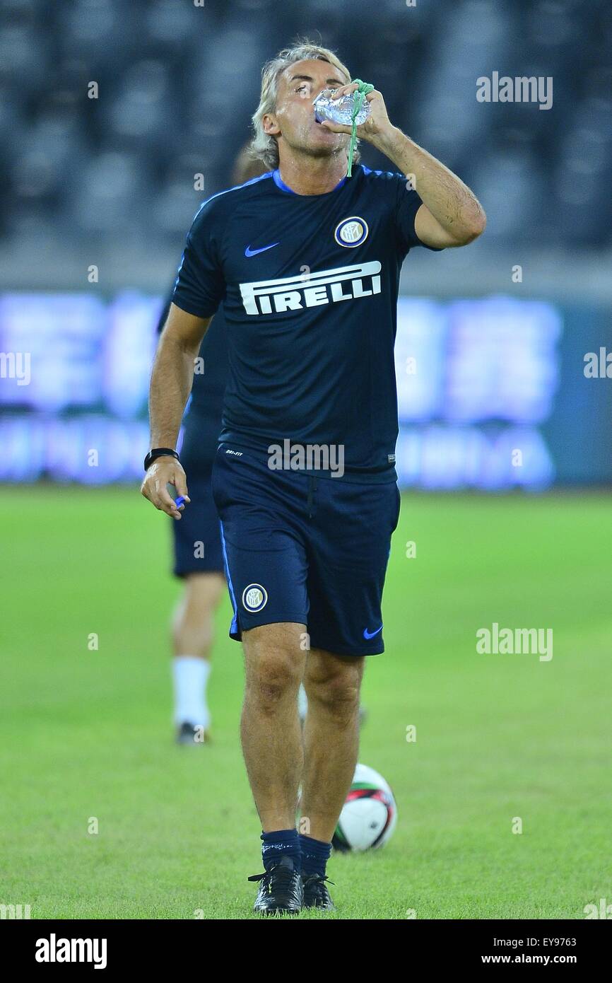 24. Juli 2015 - Shenzhen, Volksrepublik China - de Internazionale Milano Trainer ROBERTO MANCINI während seiner Trainingseinheit im Stadion der Universiade in Shenzhen, China. (Kredit-Bild: © Marcio Machado über ZUMA Draht) Stockfoto