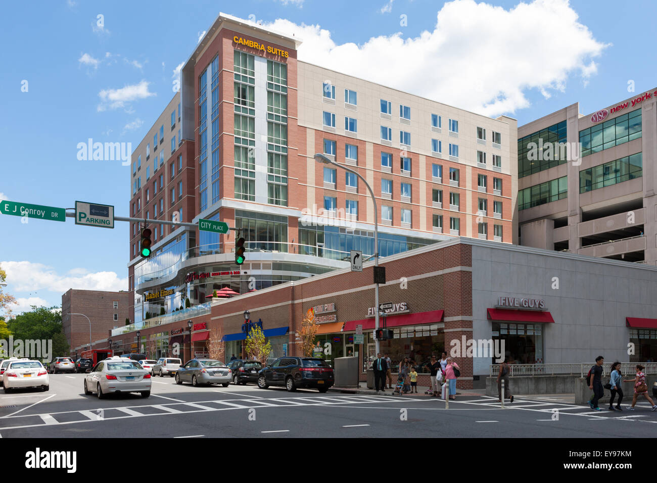 Blick auf Main Street auf die Cambria Suites Mischnutzung im Zentrum von White Plains, New York. Stockfoto