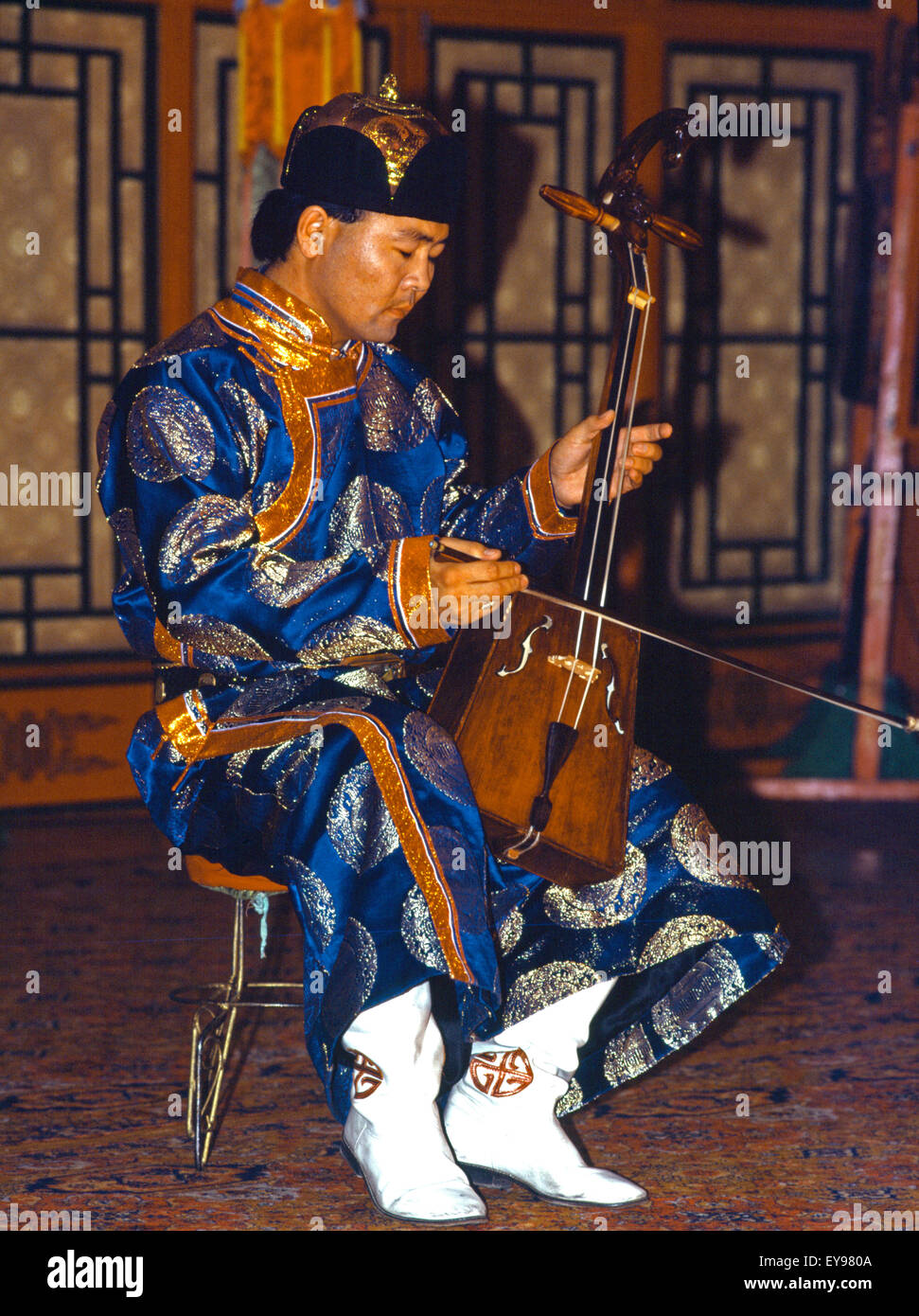 Mongolei traditionelle Musik Leistung Mann spielt die Morin Khuur Stockfoto