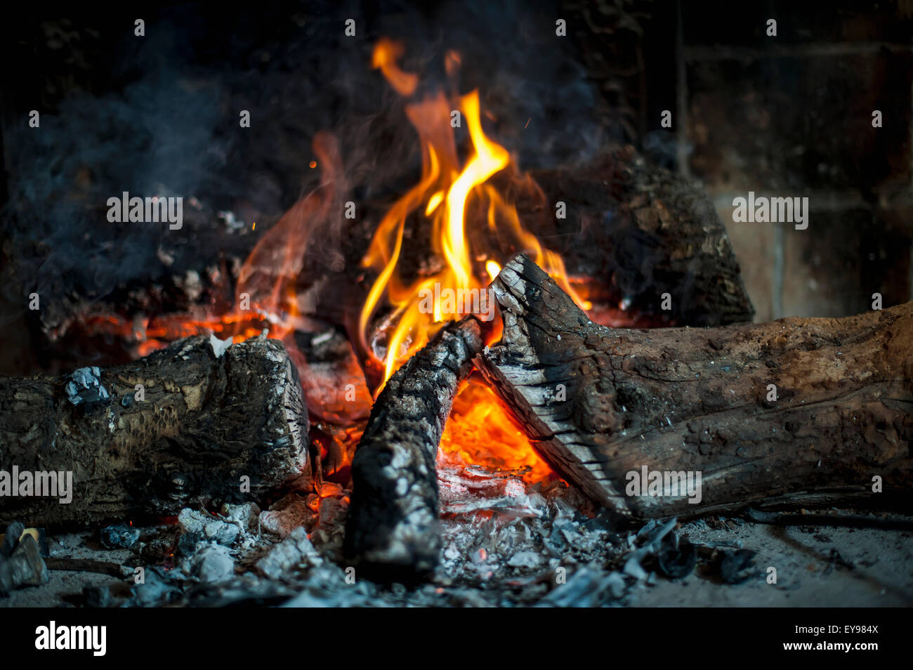 Feuer im Kamin brennt; Tarragona, Benissanet, Spanien Stockfoto