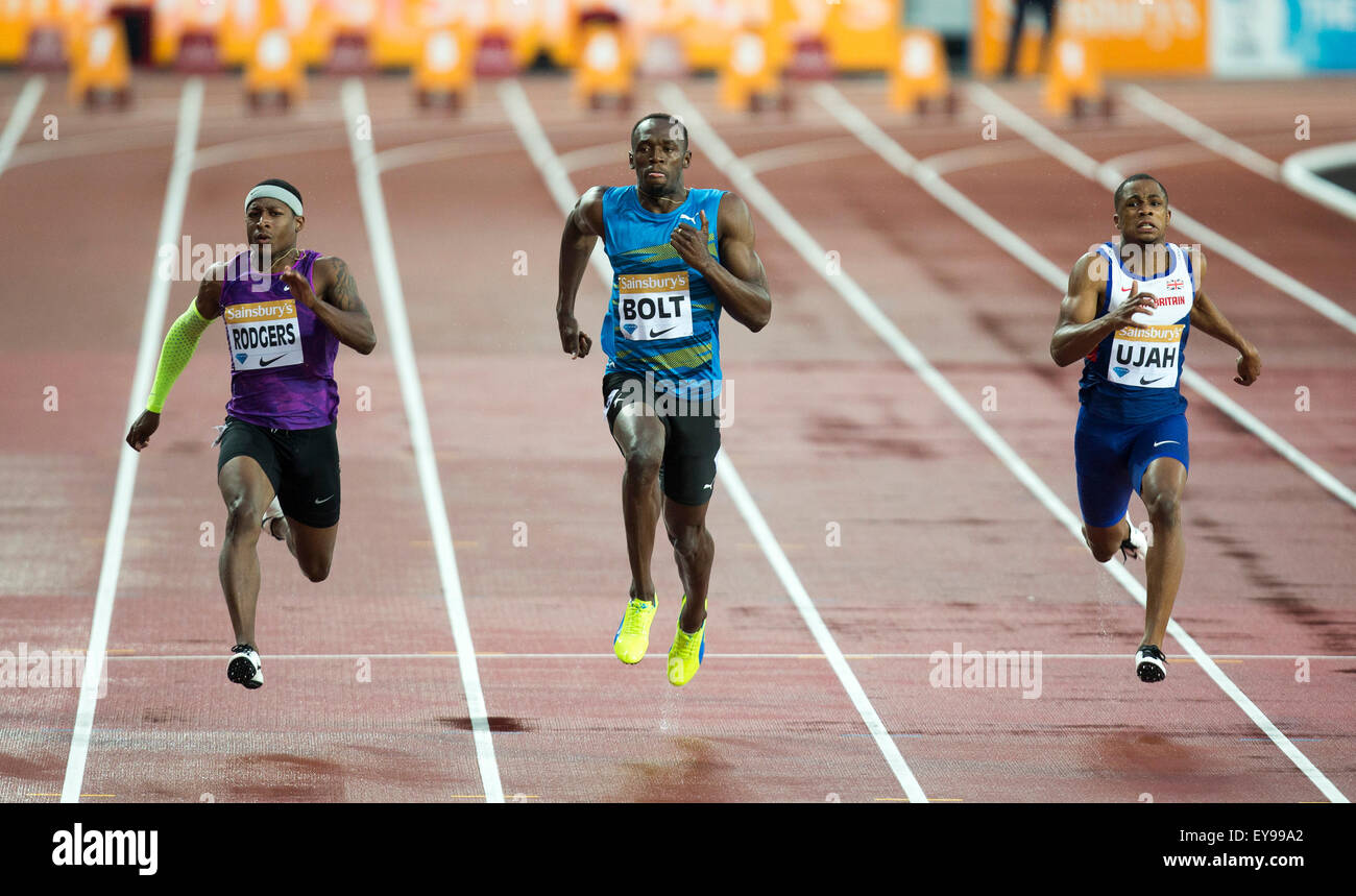 Queen Elizabeth Olympic Park, London, UK. 24. Juli 2015. Sainsburys Jubiläumsspiele. Usain Bolt (JAM) in der Mitte erleichtert zum Sieg in der Männer 100 m Hitze B. Credit: Action Plus Sport/Alamy Live News Stockfoto