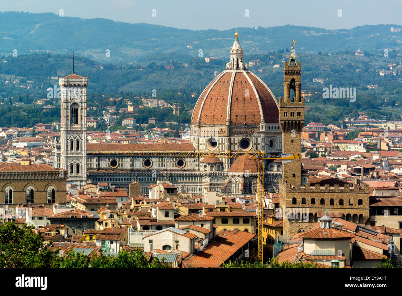 Erhöhter Blick auf die Südfassade der Kathedrale von Florenz und den Glockenturm. façade Florenz, Italien. Stockfoto