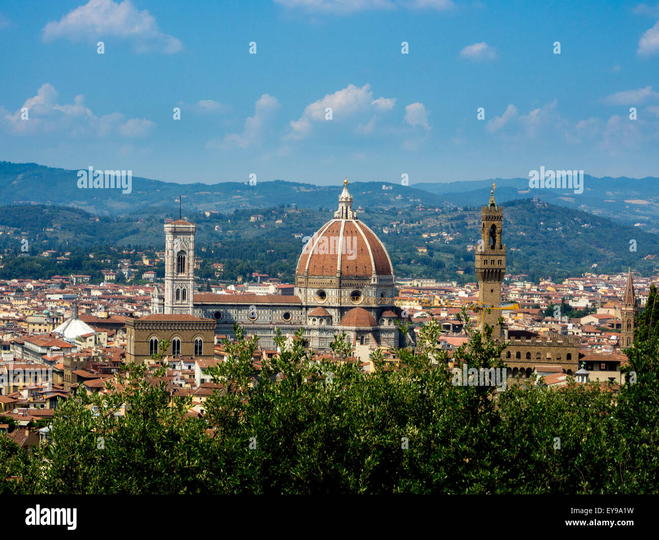 Erhöhter Blick auf die Südfassade der Kathedrale von Florenz und den Glockenturm. façade Florenz, Italien. Stockfoto