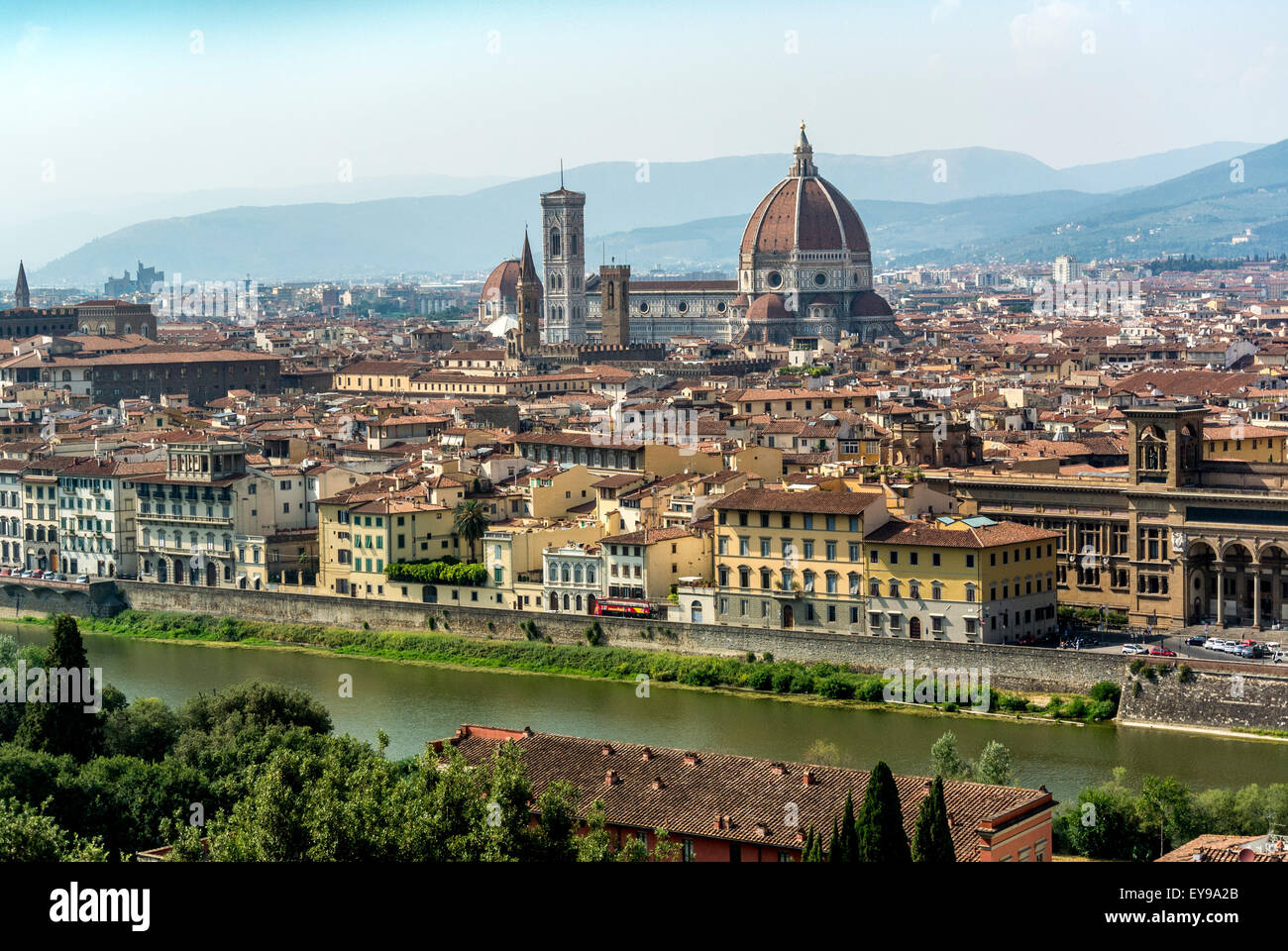 Erhöhte Ansicht der Kathedrale von Florenz vom Südufer des Flusses Arno aus gesehen, Blick nach Norden. Florenz, Italien. Stockfoto