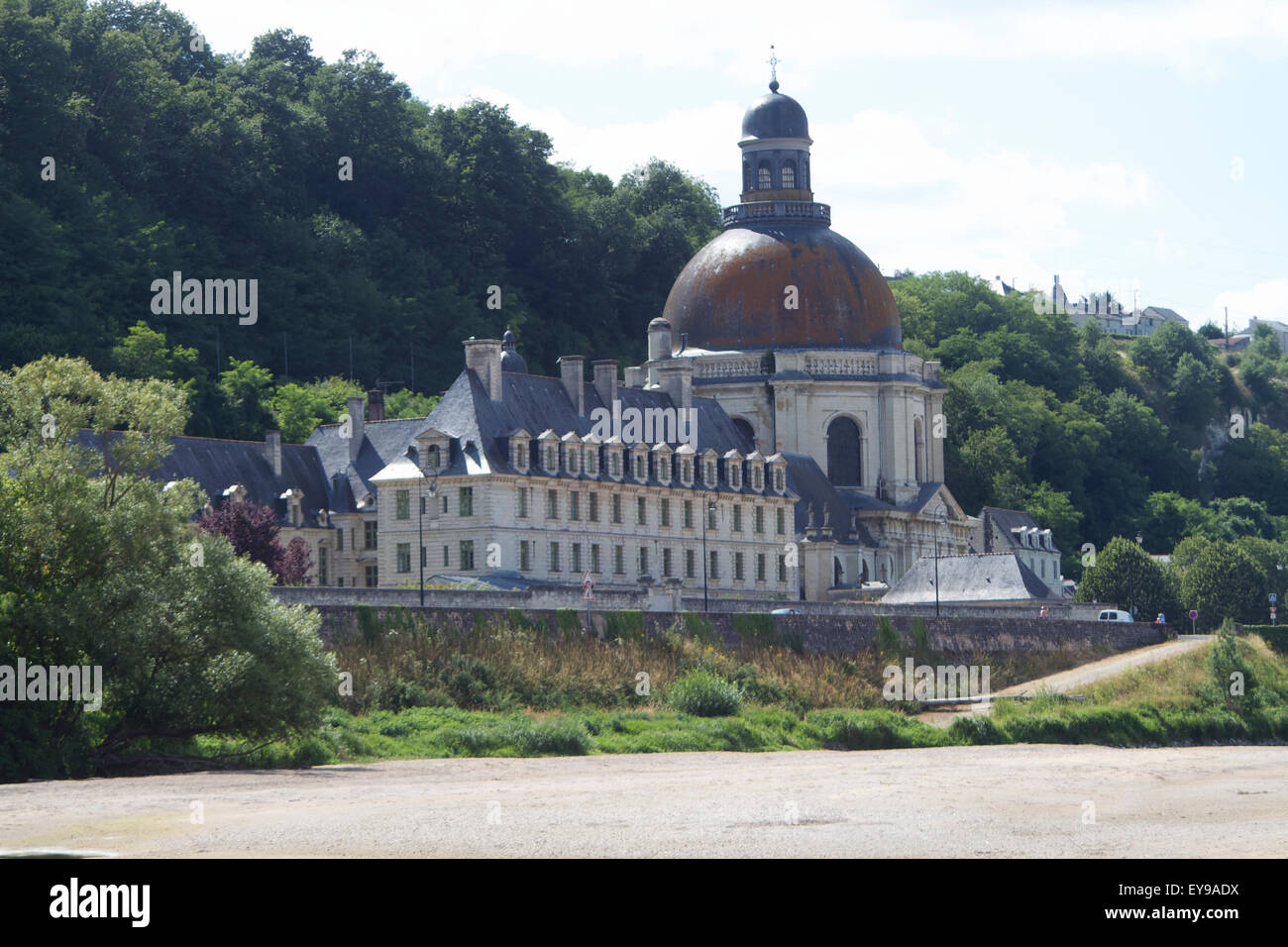 Notre Dame des Ardilliers mit dem Fluss Loire im Vordergrund, in der Nähe von Saumur, Frankreich Stockfoto