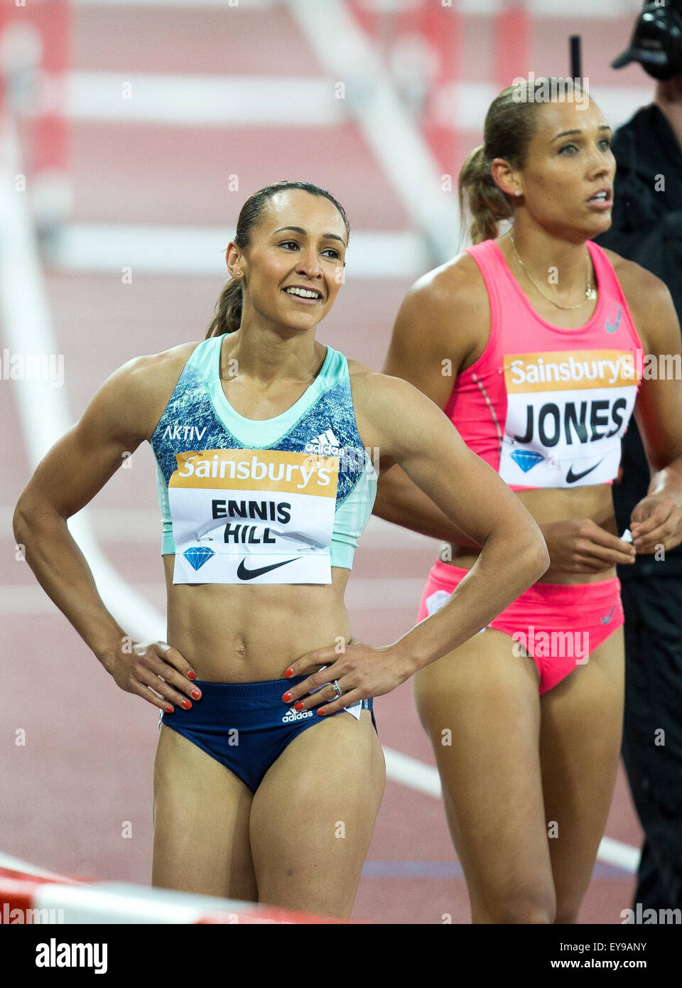 Queen Elizabeth Olympic Park, London, UK. 24. Juli 2015. Sainsburys Jubiläumsspiele. Jessica Ennis-Hill (GBR) ist alles Lächeln nach dem Erreichen einer Jahreszeiten am besten im 100-Meter-Hürdenlauf der Frauen. Bildnachweis: Aktion Plus Sport/Alamy Live-Nachrichten Stockfoto