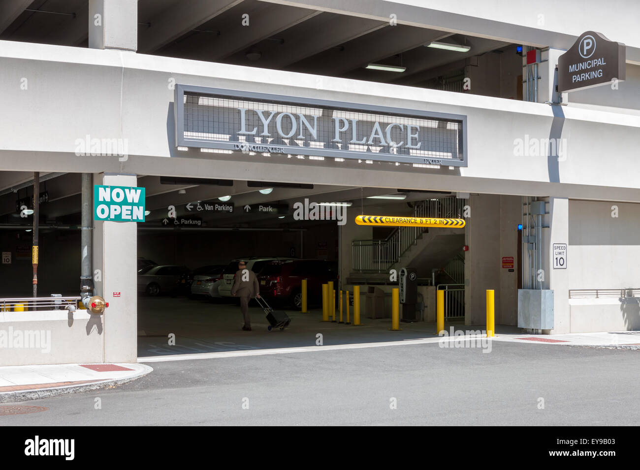 Ein Eingang zum städtischen Parkhaus Lyon Ort in White Plains, New York. Stockfoto