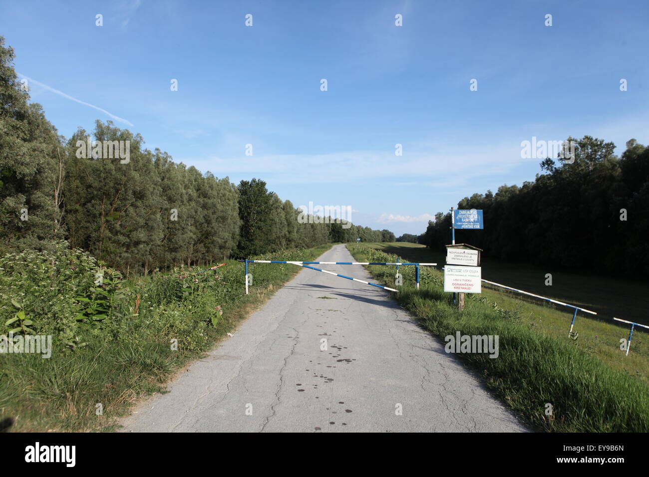 Fernbusse liegt nur wenige Kilometer entfernt jenseits des Zauns auf der kroatischen Seite Stockfoto