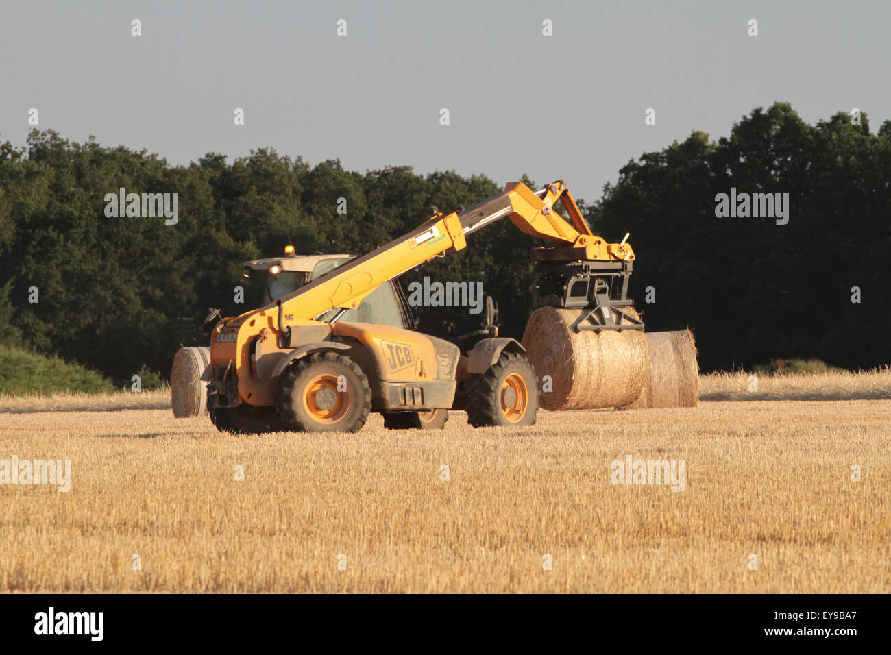 Heuballen mit Maschinen verschoben wird. Frankreich Stockfoto
