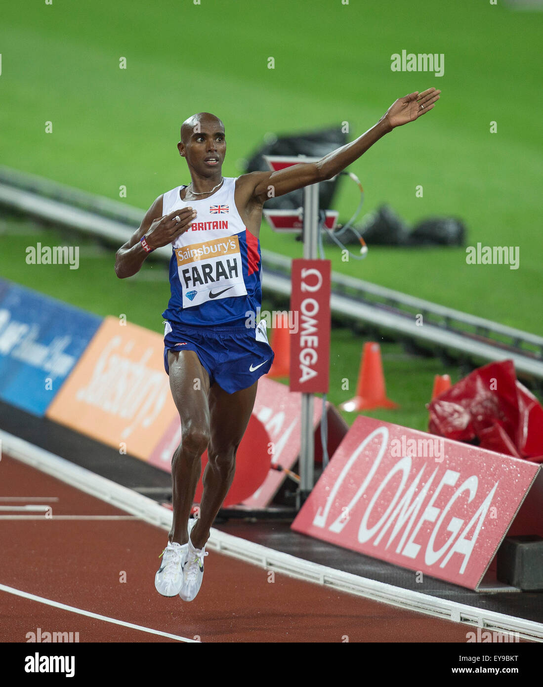 Queen Elizabeth Olympic Park, London, UK. 24. Juli 2015. Sainsburys Jubiläumsspiele. Mo Farah (GBR) feiert Sieg in 3000 m der Männer. Bildnachweis: Aktion Plus Sport/Alamy Live-Nachrichten Stockfoto