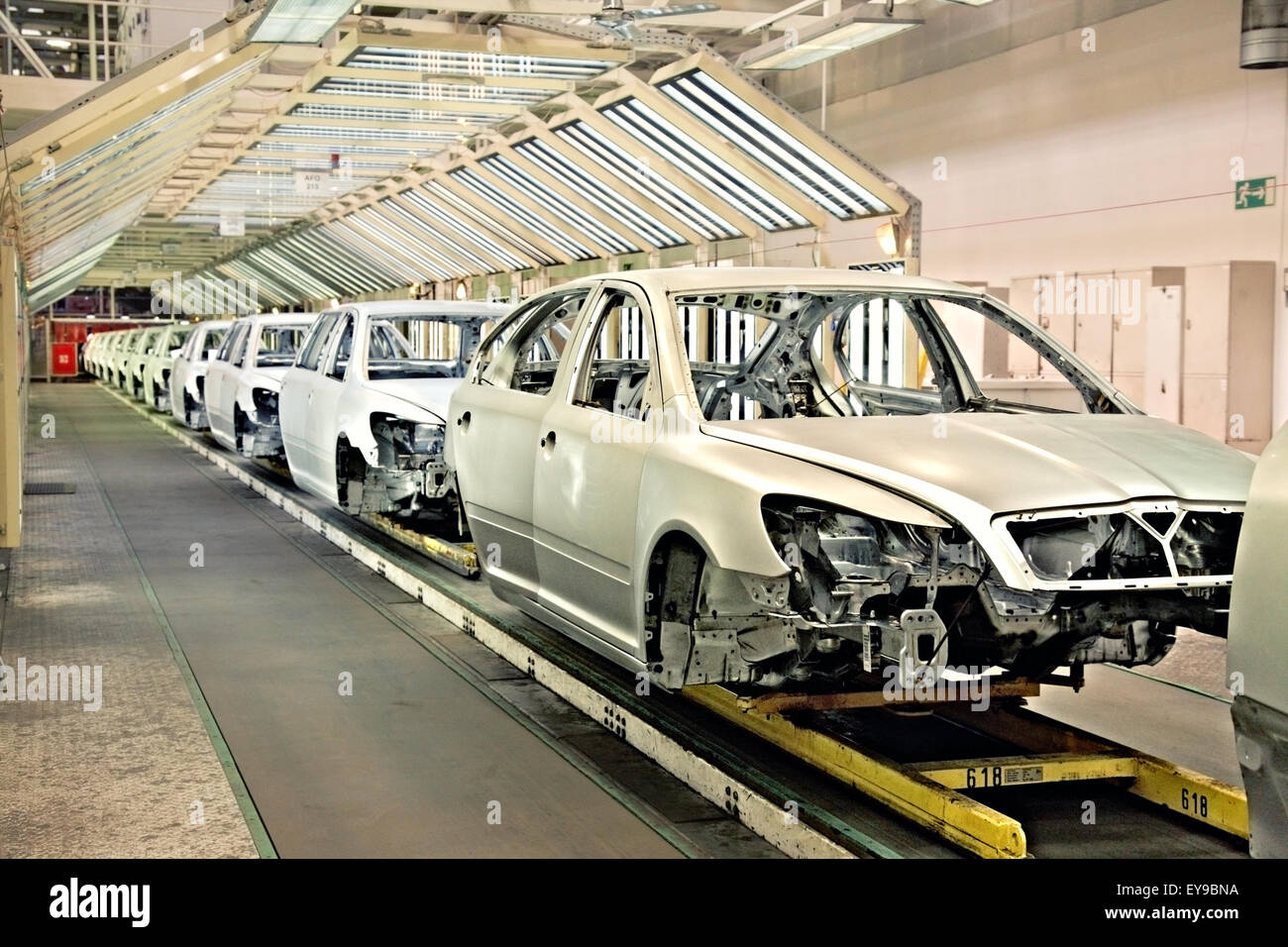 Autos in einer Reihe an Automobilwerk Stockfoto