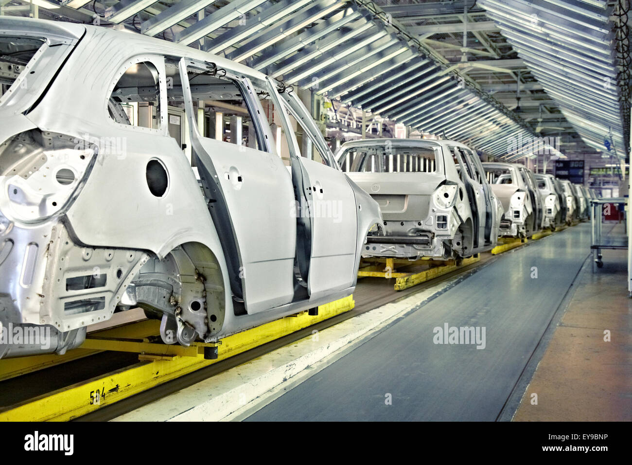 Autos in einer Reihe an Automobilwerk Stockfoto