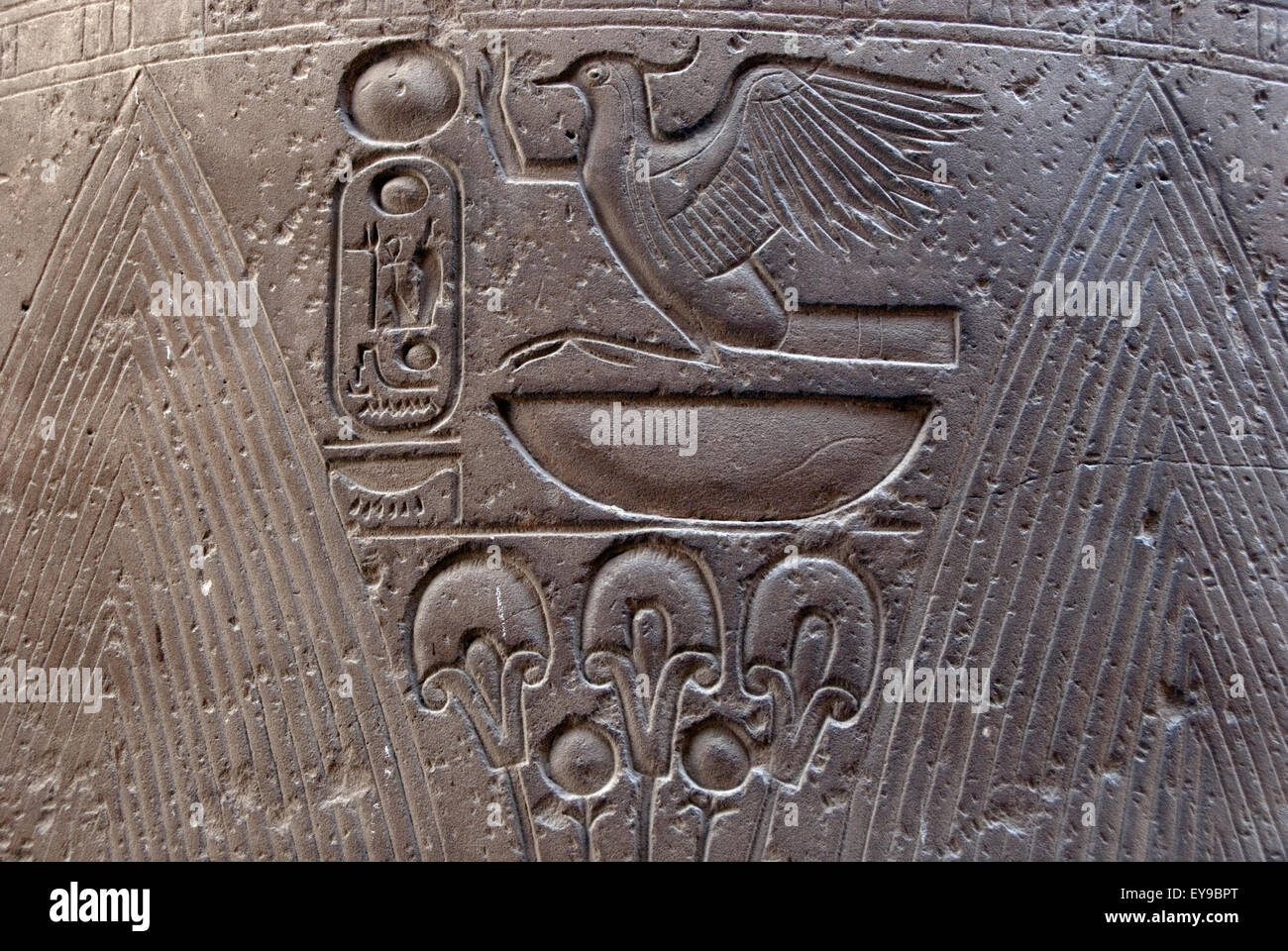 Luxor, Ägypten. Tempel von Luxor (Ipet Resyt): der Heilige Vogel Rekyt Stockfoto