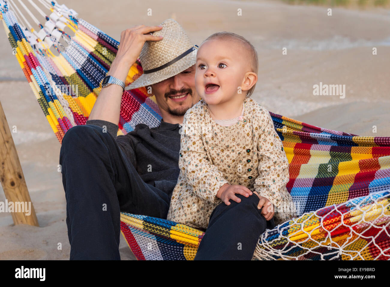 Niedlichen Mädchen Spaß in einer Hängematte mit ihrem Vater Stockfoto