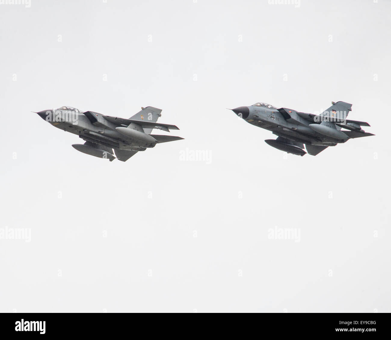 Zwei von den Panavia Tornado-Jets der Tri-National Tornado Training Einrichtung an der 2015 RIAT Luft zeigen Stockfoto
