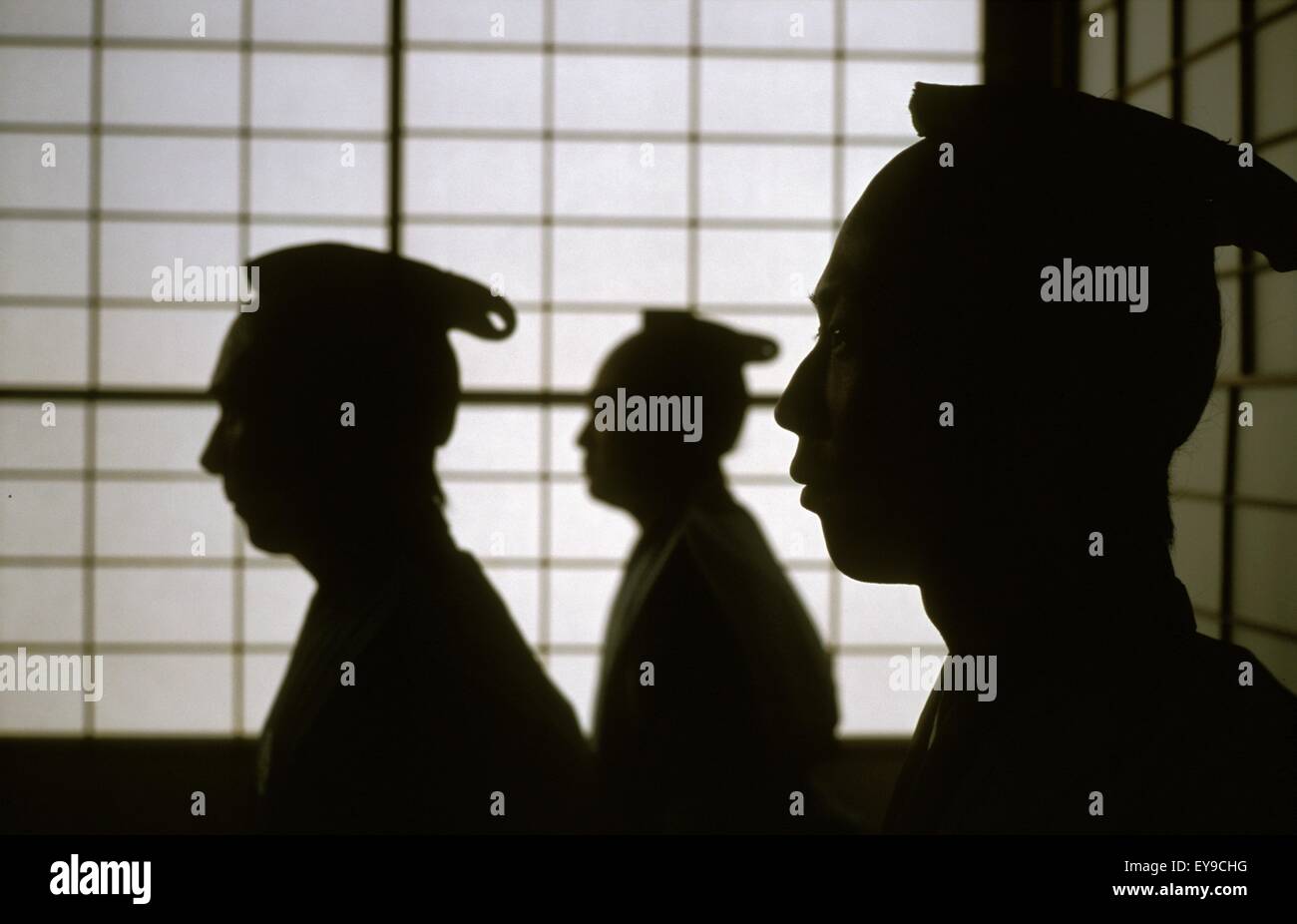 Silhouetten von Männern mit Shoji-Hintergrund Stockfoto