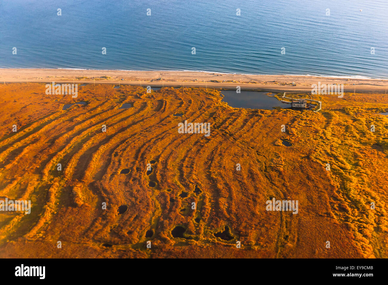 Luftaufnahme des Goldes ausgebaggert, Land und Bergematerial auf Lager Meer, Nome, Arktis, Alaska, USA, Herbst Stockfoto