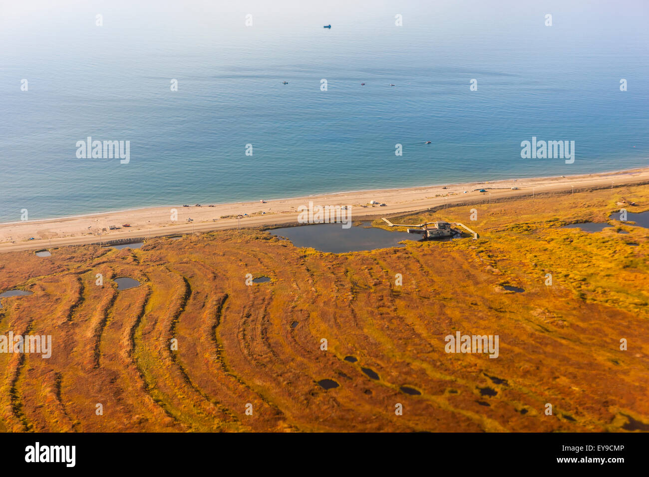 Luftaufnahme von einem Bagger, ausgebaggert Gold, Land und Bergematerial auf Lager Meer, Nome, Arktis, Alaska, USA, Herbst Stockfoto