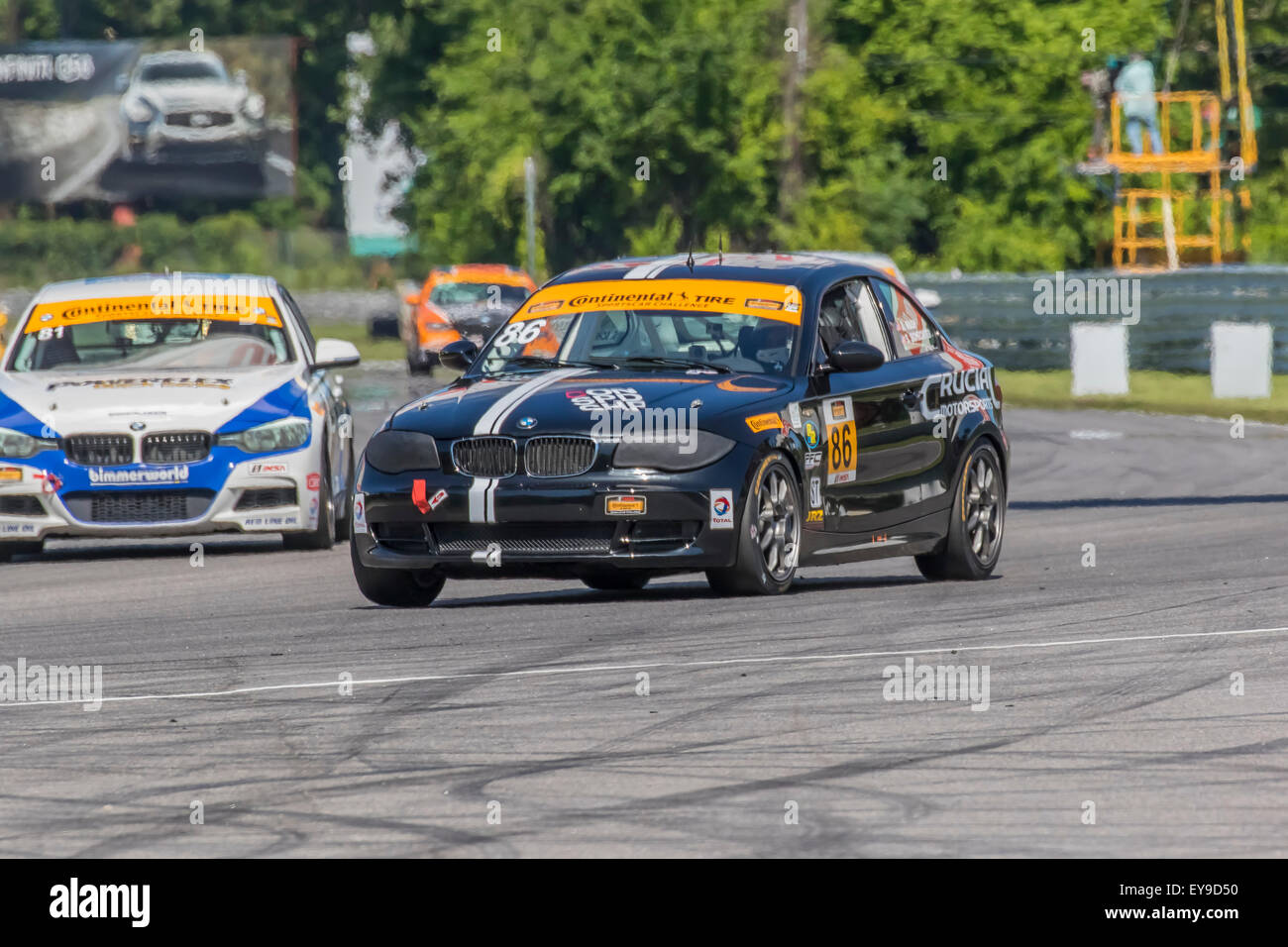 Lakeville, NY, USA. 24. Juli 2015. Lakeville, NY - 24. Juli 2015: Die entscheidende Motorsport BMW 128i Rennen durch die Kurven bei der Continental Reifen SportsCar Challenge in Lime Rock Park in Lakeville, New York. Bildnachweis: Csm/Alamy Live-Nachrichten Stockfoto