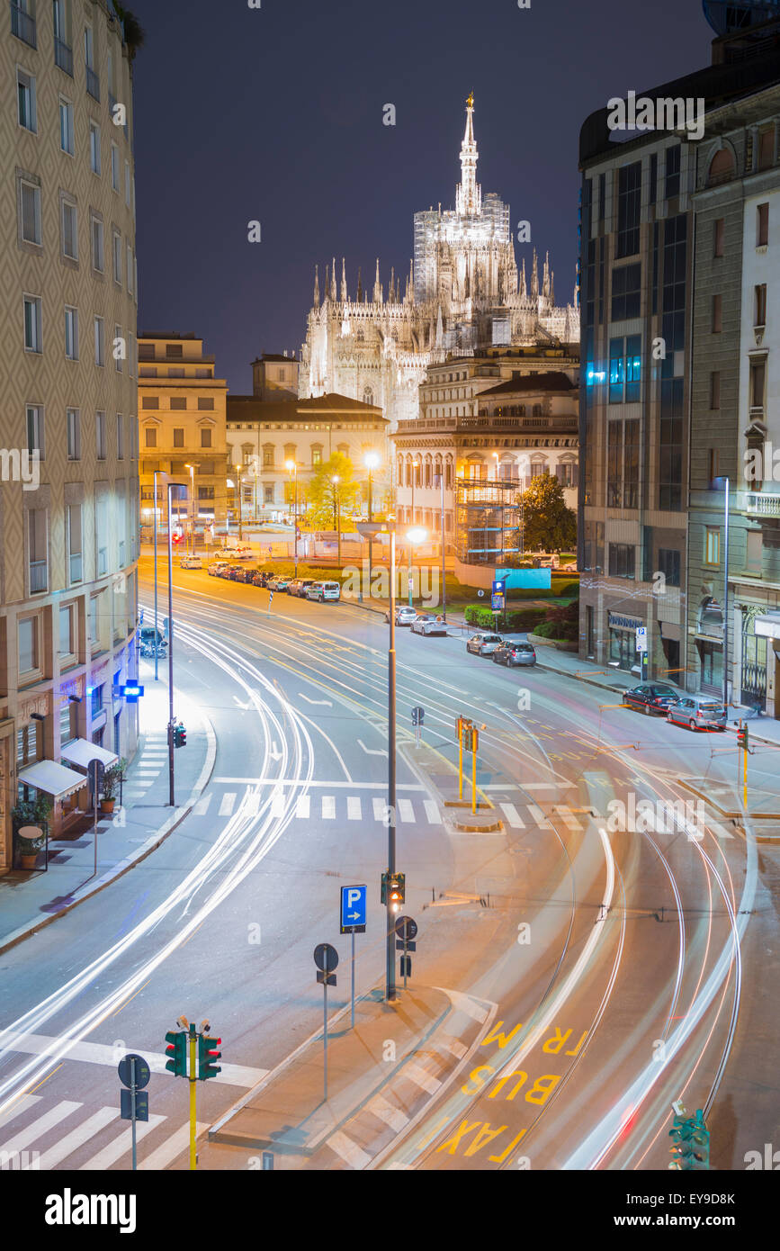 Lichtspuren auf den Straßen mit Mailänder Dom bei Einbruch der Dunkelheit beleuchtet; Mailand, Lombardei, Italien Stockfoto