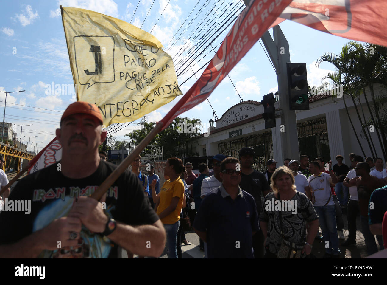 Sao Paulo, Brasilien. 24. Juli 2015. Demonstranten nehmen Teil an einer Protestkundgebung vor der Firma General Motors in Sao Caetano Sul, in der Nähe von Sao Paulo, Brasilien, am 24. Juli 2015. Nach der lokalen Gewerkschaft fand der Protest gegen die jüngsten Entlassungen von Arbeitnehmern durch General Motors. © Rahel Patras/Xinhua/Alamy Live-Nachrichten Stockfoto