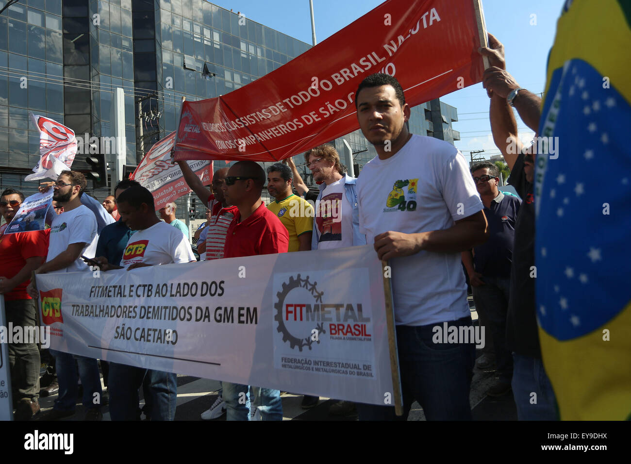 Sao Paulo, Brasilien. 24. Juli 2015. Demonstranten nehmen Teil an einer Protestkundgebung vor der Firma General Motors in Sao Caetano Sul, in der Nähe von Sao Paulo, Brasilien, am 24. Juli 2015. Nach der lokalen Gewerkschaft fand der Protest gegen die jüngsten Entlassungen von Arbeitnehmern durch General Motors. © Rahel Patras/Xinhua/Alamy Live-Nachrichten Stockfoto