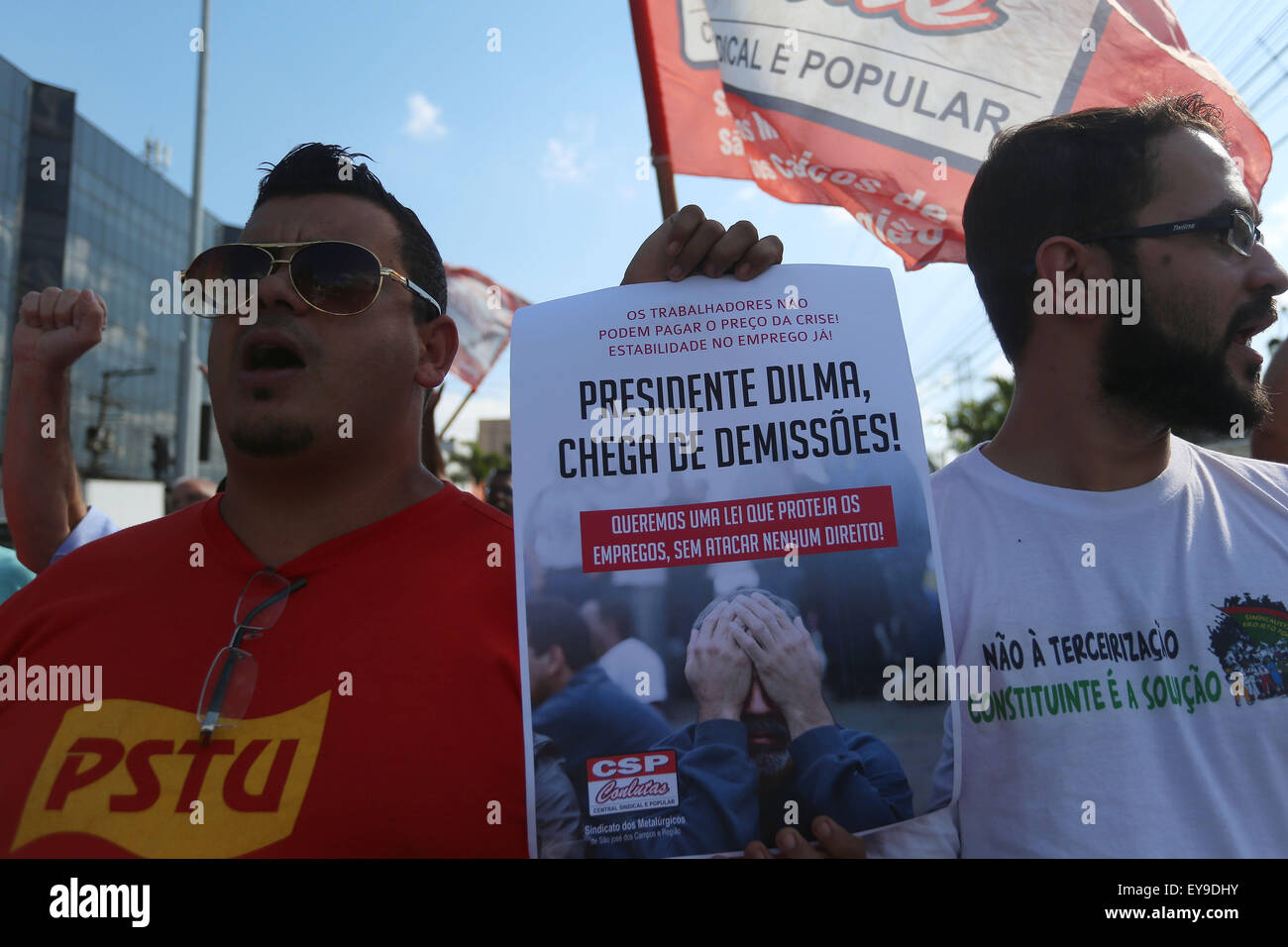 Sao Paulo, Brasilien. 24. Juli 2015. Demonstranten nehmen Teil an einer Protestkundgebung vor der Firma General Motors in Sao Caetano Sul, in der Nähe von Sao Paulo, Brasilien, am 24. Juli 2015. Nach der lokalen Gewerkschaft fand der Protest gegen die jüngsten Entlassungen von Arbeitnehmern durch General Motors. © Rahel Patras/Xinhua/Alamy Live-Nachrichten Stockfoto